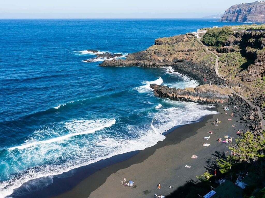 Vista de la playa del Bollullo, una de las playas en la isla de Tenerife