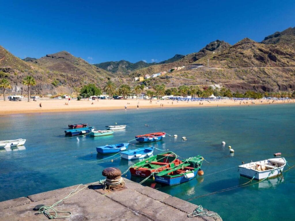 Vista de la Playa de las Teresitas, uno de los mejores lugares que visitar en Santa Cruz de Tenerife