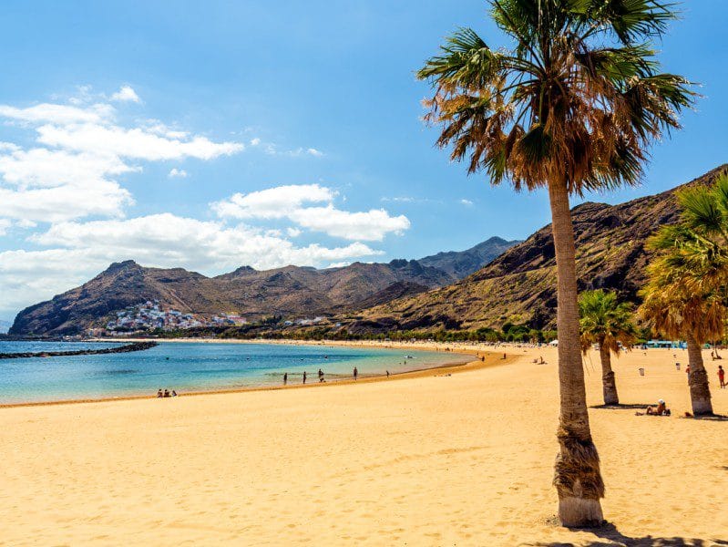 Vista de la Playa de Las Teresitas en Santa Cruz de Tenerife, uno de los mejores lugares que visitar en Santa Cruz