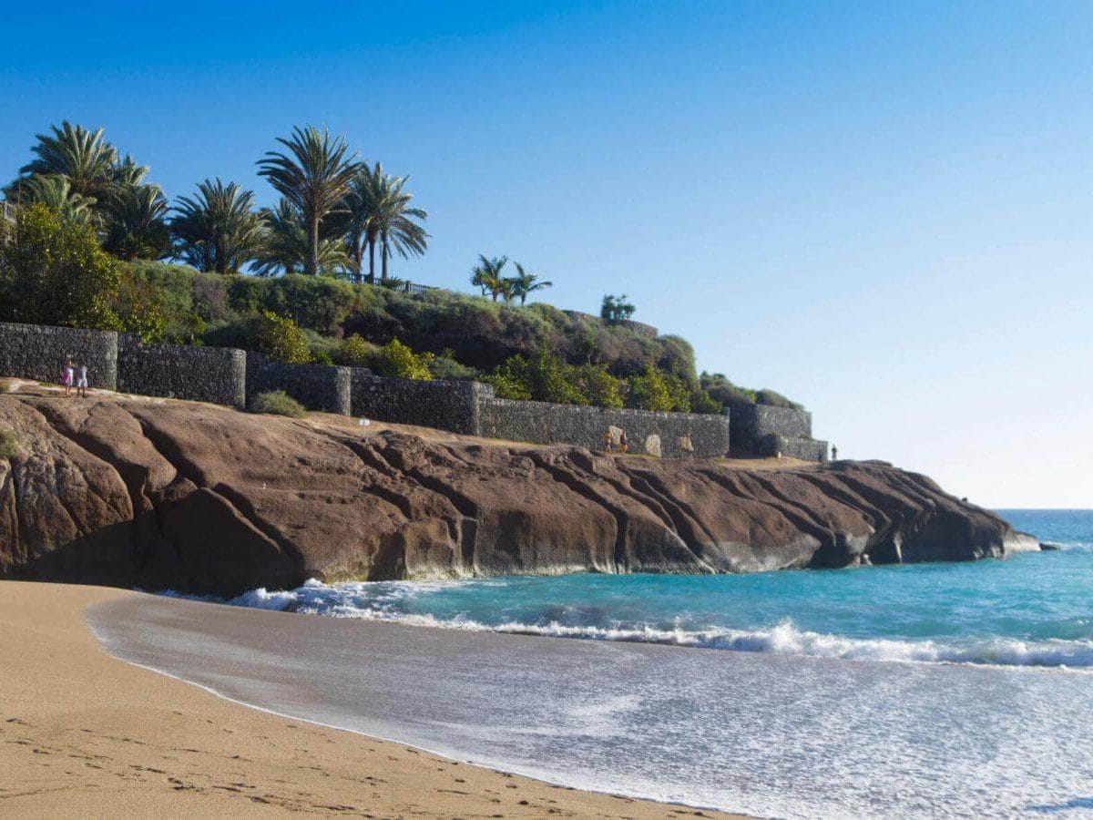 Vista de la playa del Duque, una de las playas destacadas del sur de Tenerife