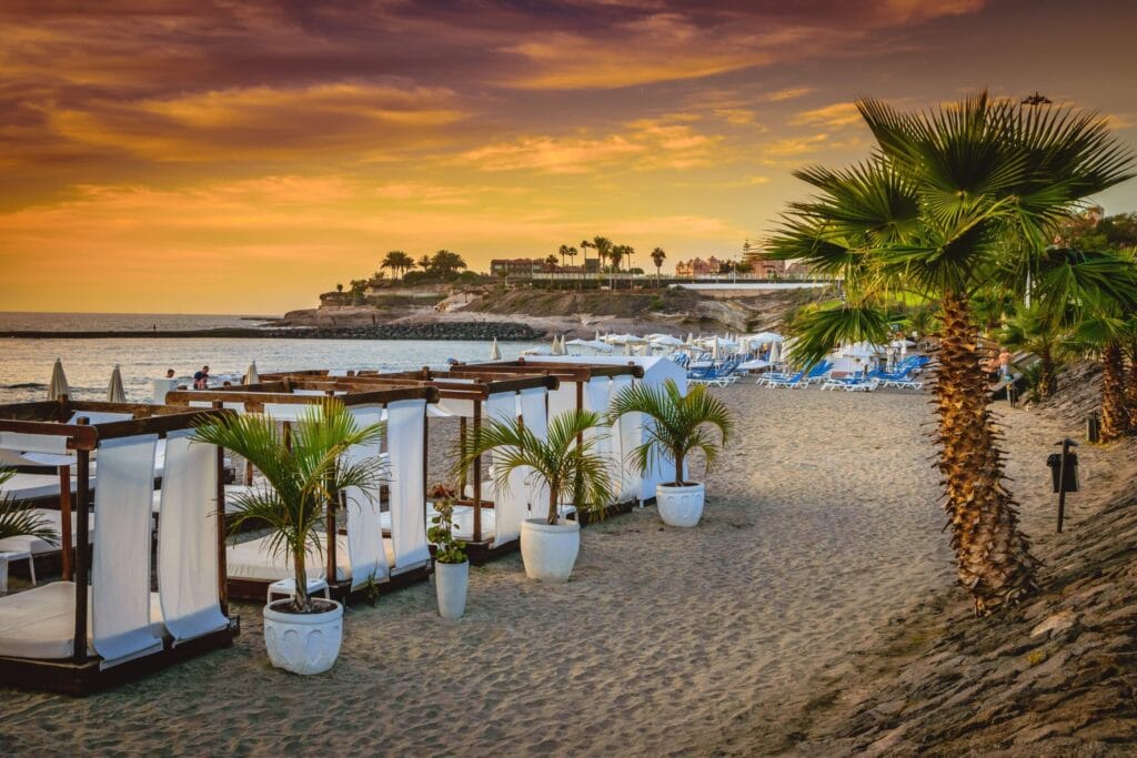 Vista de la playa de Los Cristianos, una de las mejores playas en Tenerife