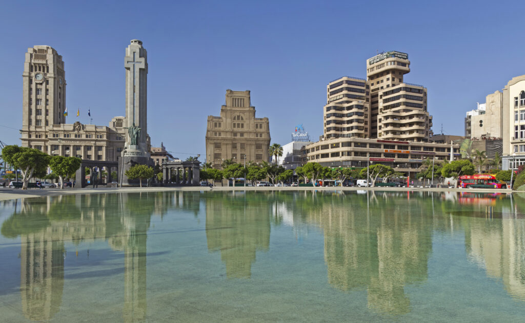 Vista de la Plaza de España, una de los lugares que visitar en Santa Cruz de Tenerife