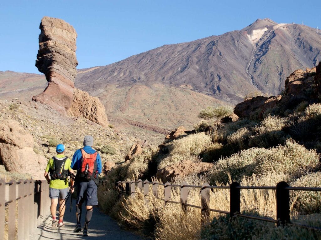 Vista de senderistas en el parque nacional del Teide, una de las mejores cosas que hacer en Tenerife