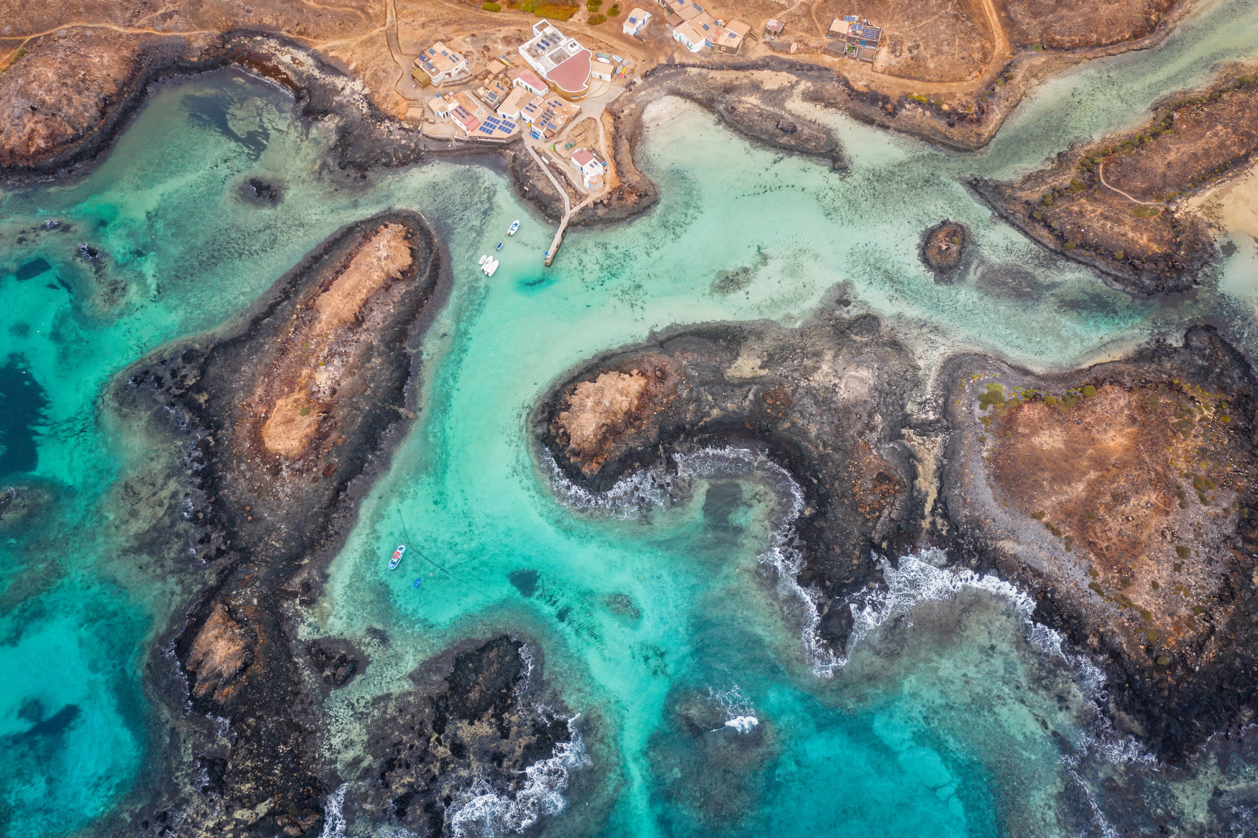 Vista aérea de la Isla de Lobos con sus charcos naturales