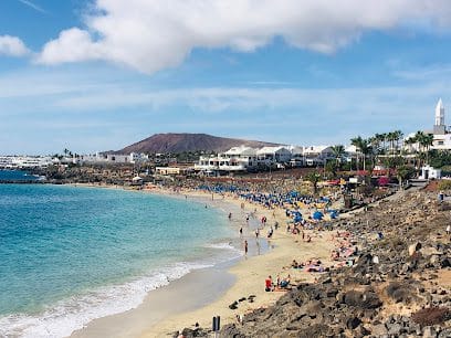 Vista de playa Blanca en Lanzarote, una de las mejores playas de la isla