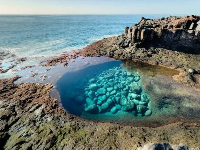 Vistas de la piscina natural en Caleta Fuste, una de las mejores en Fuerteventura