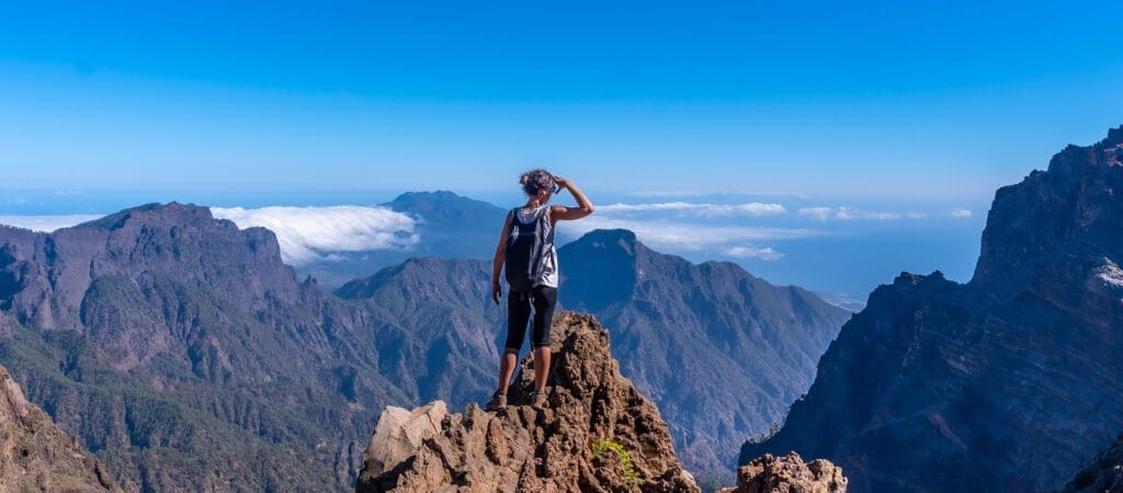 Mujer disfrutando de las vistas impresionantes en una ruta de senderismo