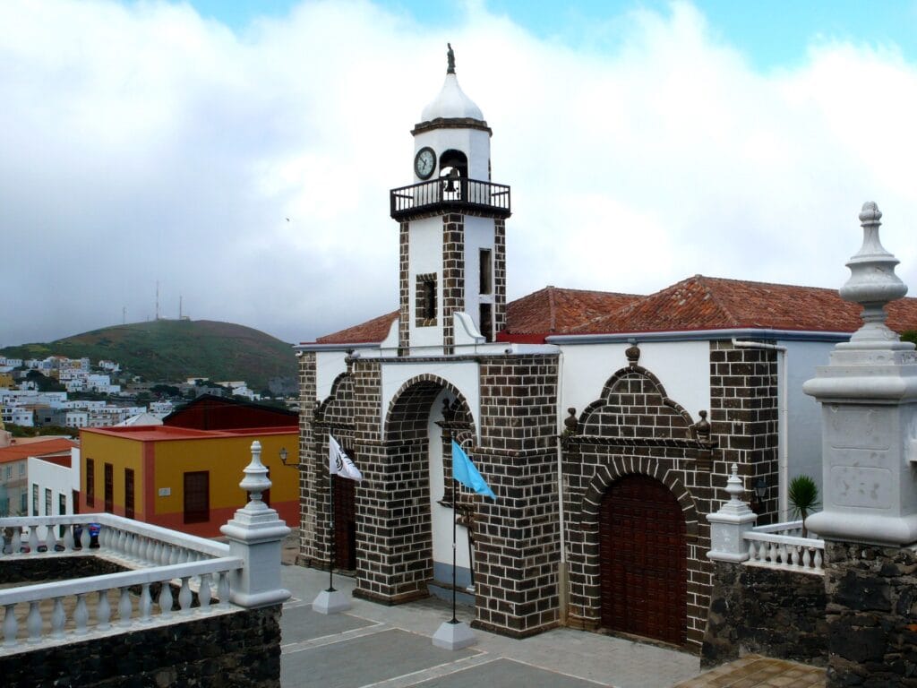 Vista de la Iglesia de Nuestra Señora de la Concepción en el pueblo de Valverde