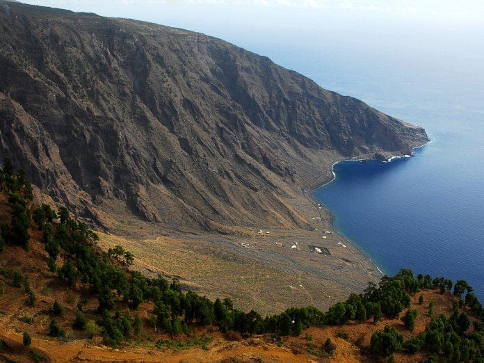 Vista de los acantilados desde el Mirador de las Playas en El Hierro