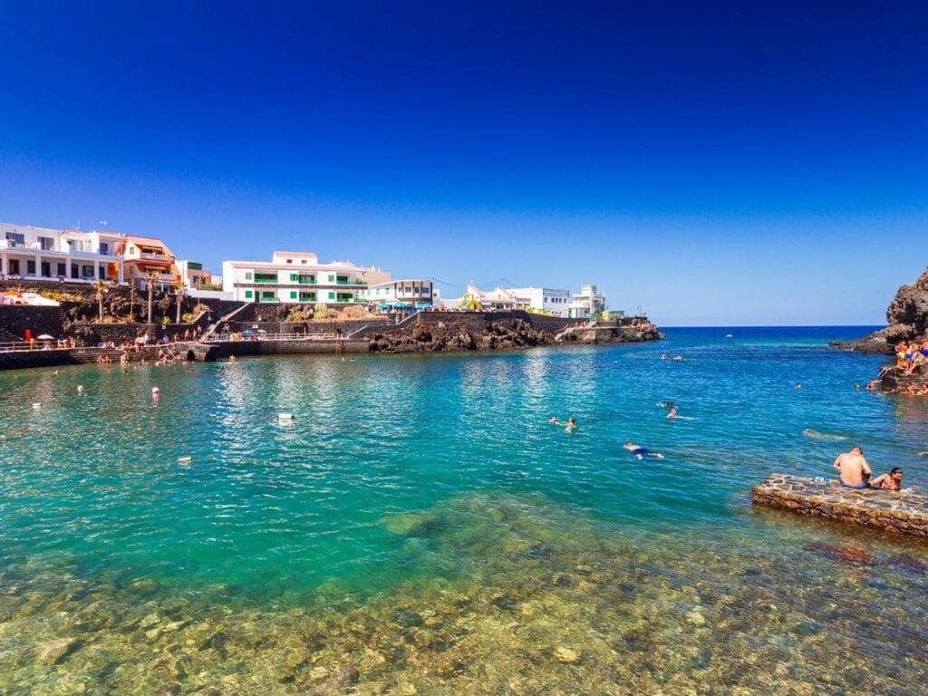Vista del pueblo de Tamaduste, una de las mejores cosas que ver y hacer en El Hierro