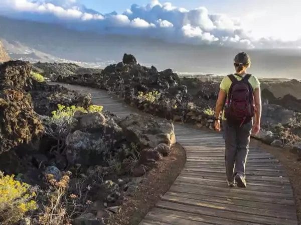 Vista de una mujer haciendo senderismo en El Hierro, una de las 15 mejores cosas que hacer en la isla