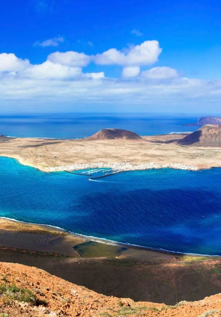 Hermosa vista de la isla de La Graciosa desde el Mirador del Río