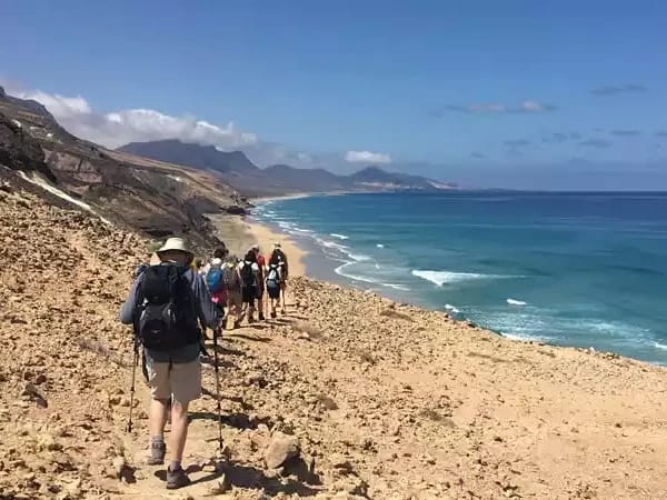Vista de un grupo de senderistas en Fuerteventura