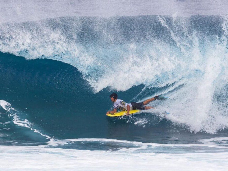 vIsta de un chico cogiendo una ola en el Fronton en Gran Canaria