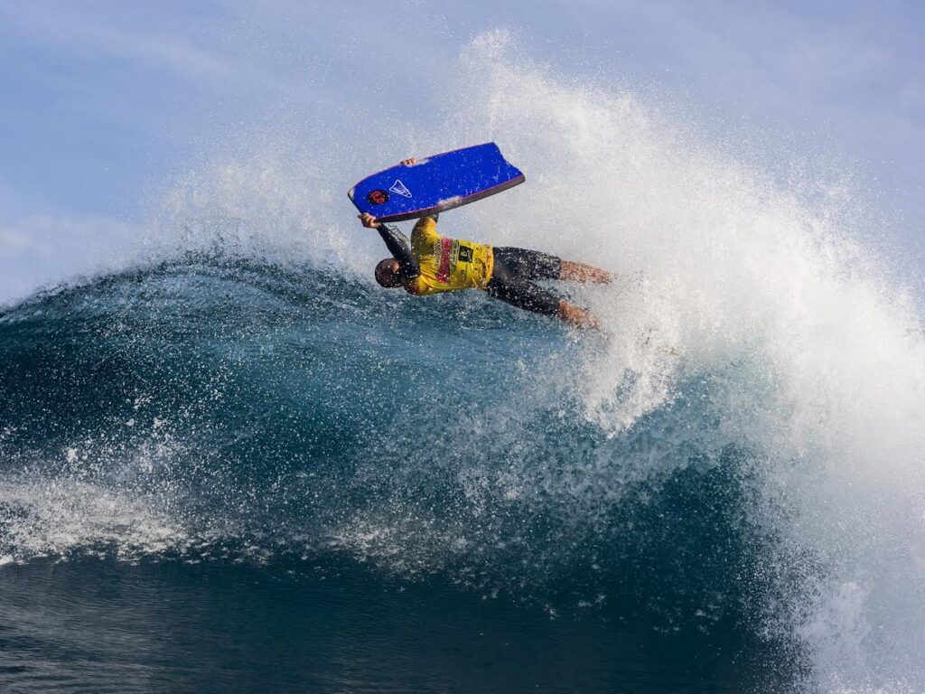Vista de un chico haciendo un salto con el bodyboard en el Fronton en Gran Canaria
