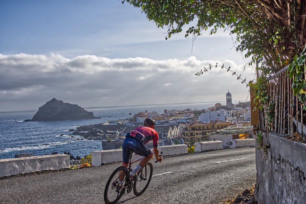 Vista de un ciclista en la Vuelta al Teide