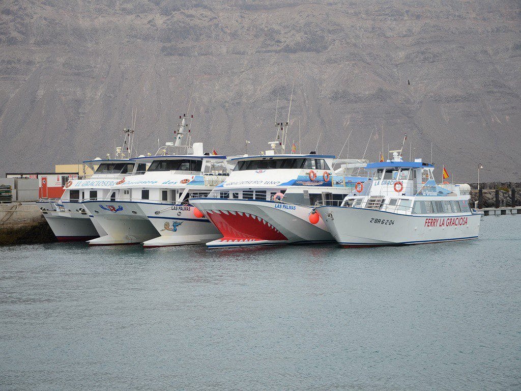 Vista de los ferrys a la isla de La Graciosa,