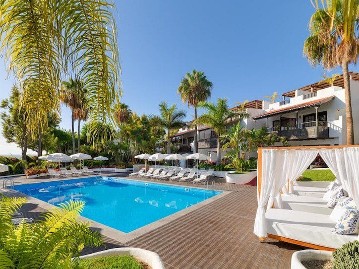 Jardin y piscina Hotel Tecina