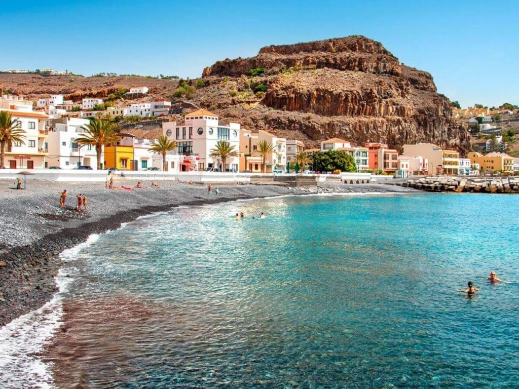 Vista de la Playa de Santiago en La Gomera