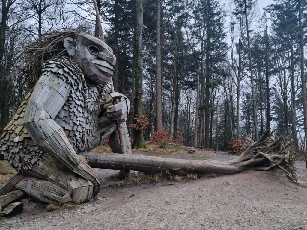 Escultura de Thomas Dambo