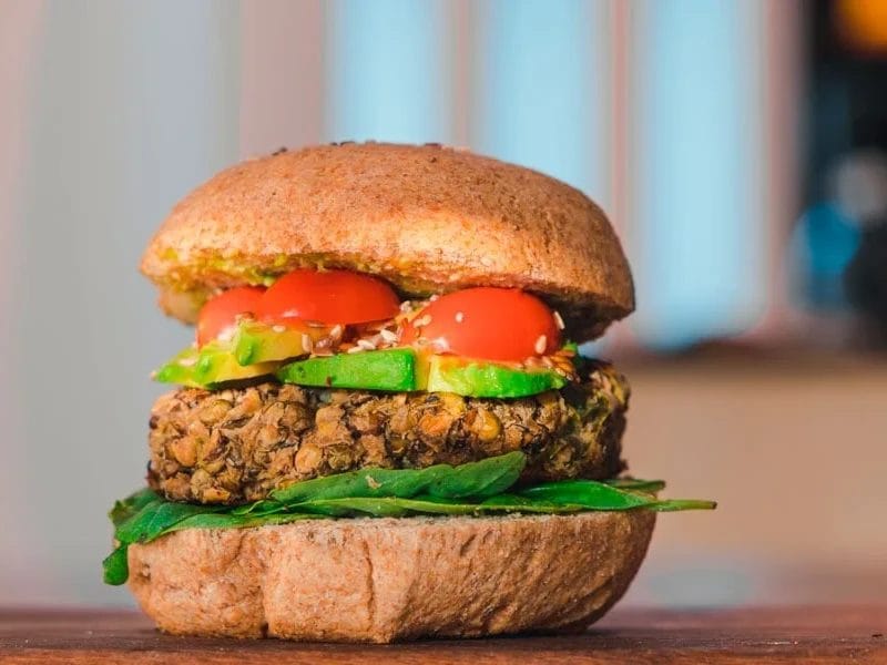 Hamburguesa vegana en un restaurante vegano en Gran Canaria