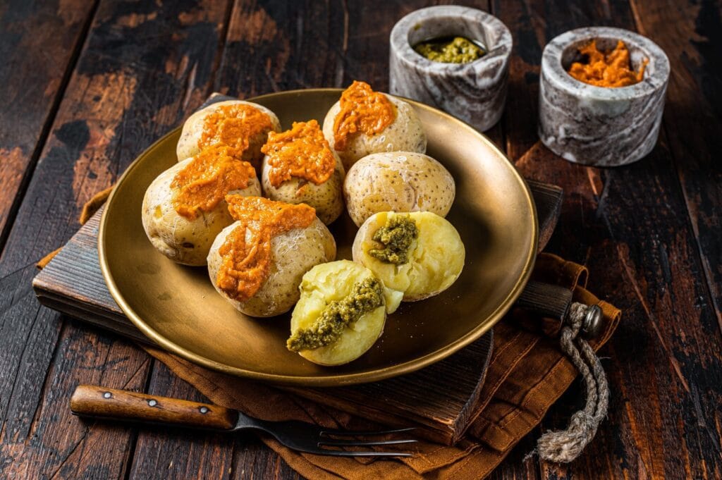 Plato de papas arrugadas con mojo , uno de los platos en los restaurantes de comida típica en Gran Canaria
