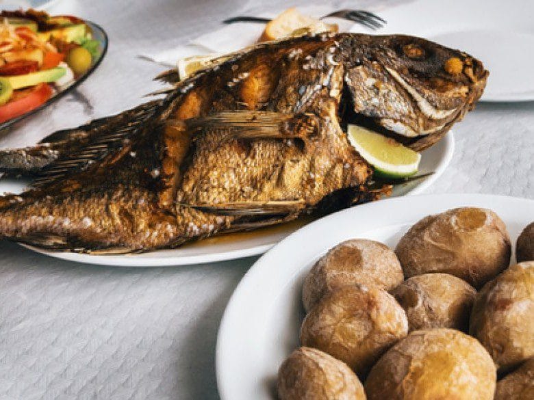 Vista de viejas con papas arrugadas uno de los platos de los restaurantes tipicos de Gran Canaria