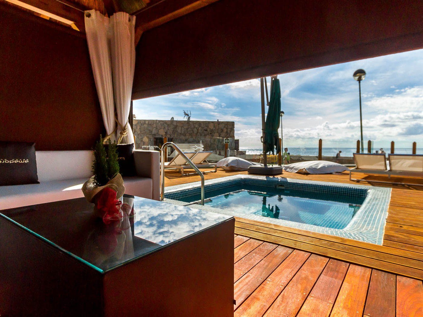 Vista del Amadores Beach Club, uno de los mejores beach club en Gran Canaria