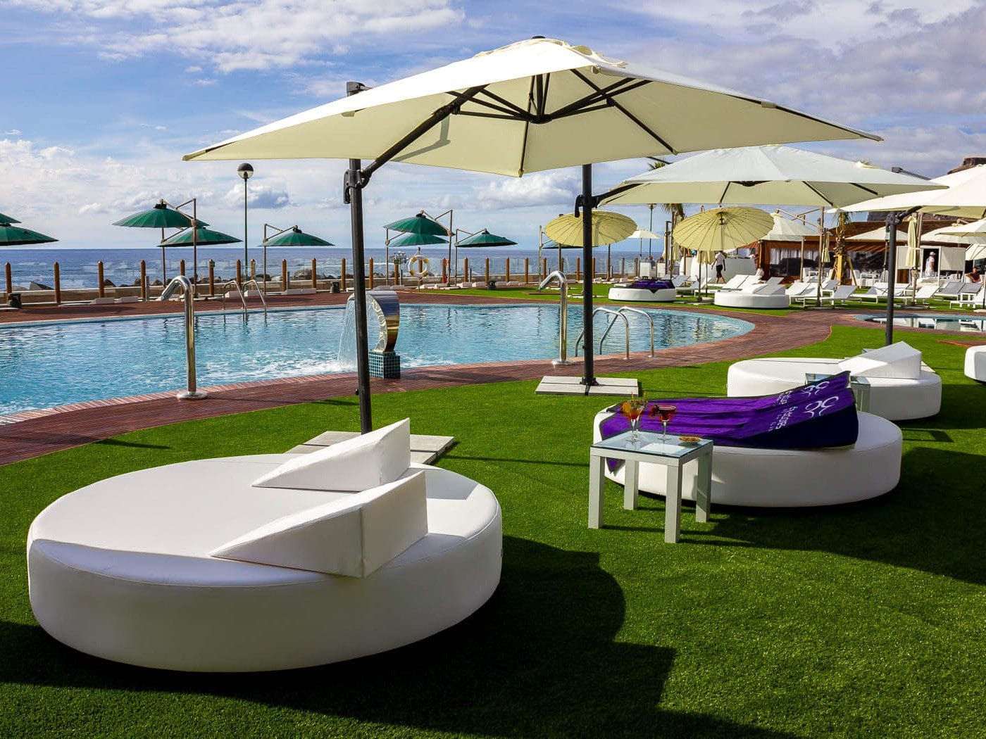 Vista del Amadores Beach Club, uno de los mejores beach club en Gran Canaria