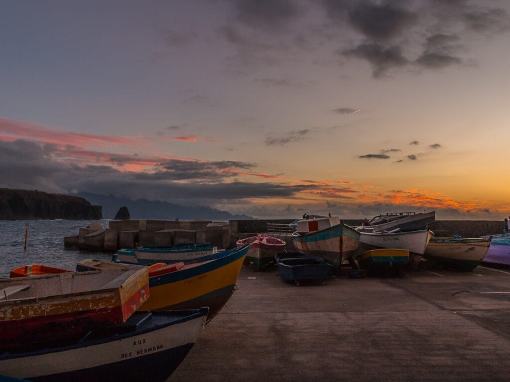 Vistas de atardecer en Sardina del Norte en Gran Canaria, uno de los mejores lugares de la isla