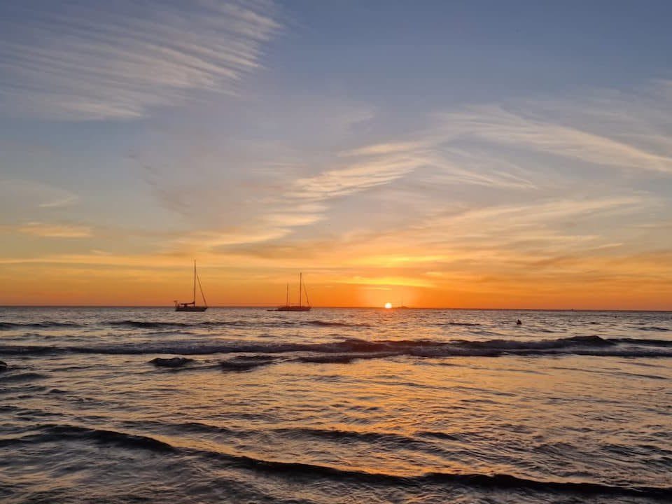 Vista de increible puesta de sol en la Playa de Taurito en Gran Canaria
