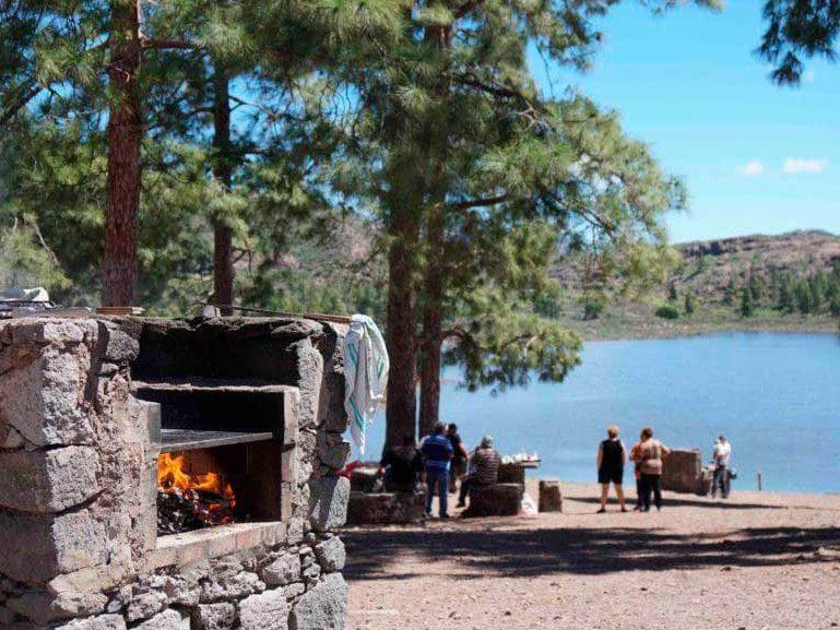 Vista de una barbacoa en la Presa de Las Niñas, una de las mejores zonas recreativas en Gran Canaria