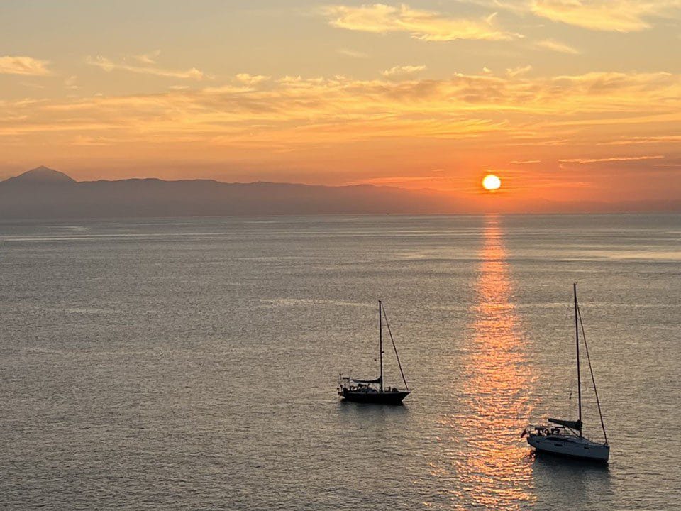 Vistas de atardecer en Sardina del Norte en Gran Canaria, uno de los mejores lugares de la isla