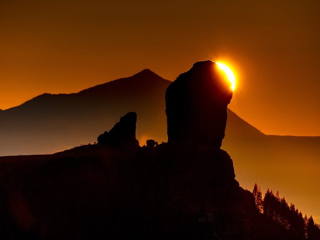 Vistas de increíble puesta de sol en El Roque Nublo en Gran Canaria, uno de los mejores atardeceres de la isla