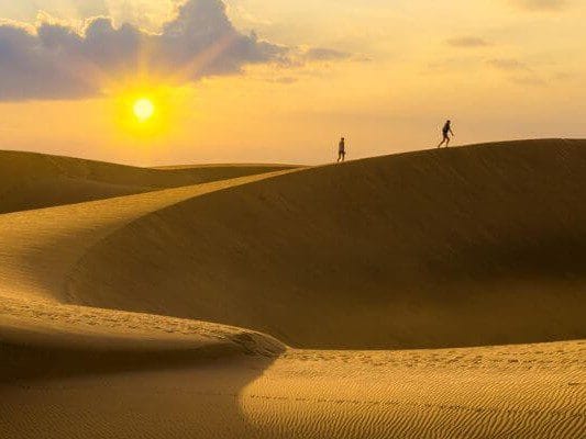 Vistas de increible atardecer en las Dunas de Maspalomas, uno de los mejores lugares de la isla