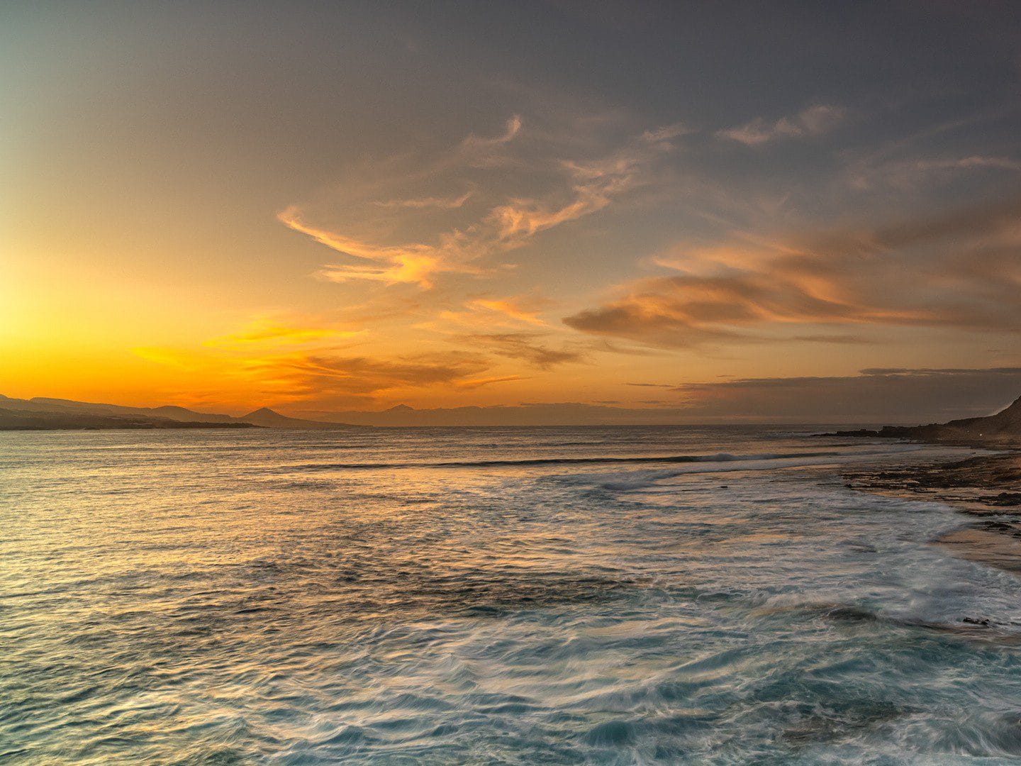 Vistas de increíble atardecer en la playa de El Confital en Gran Canaria