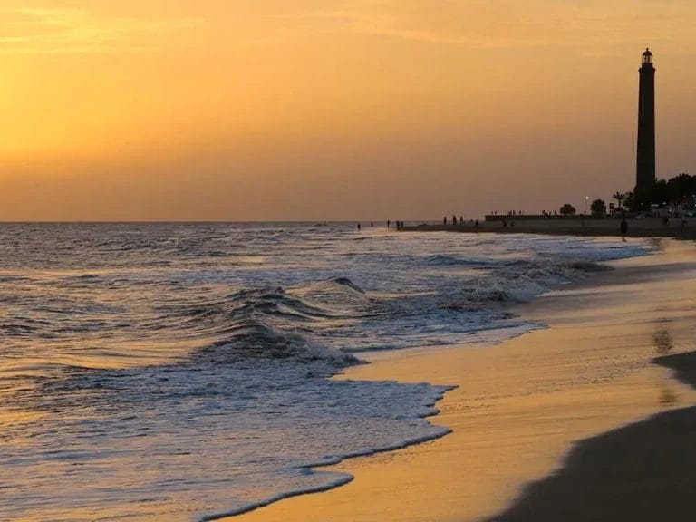 Vistas de increible atardecer en el Faro de Maspalomas, uno de los mejores lugares de la isla