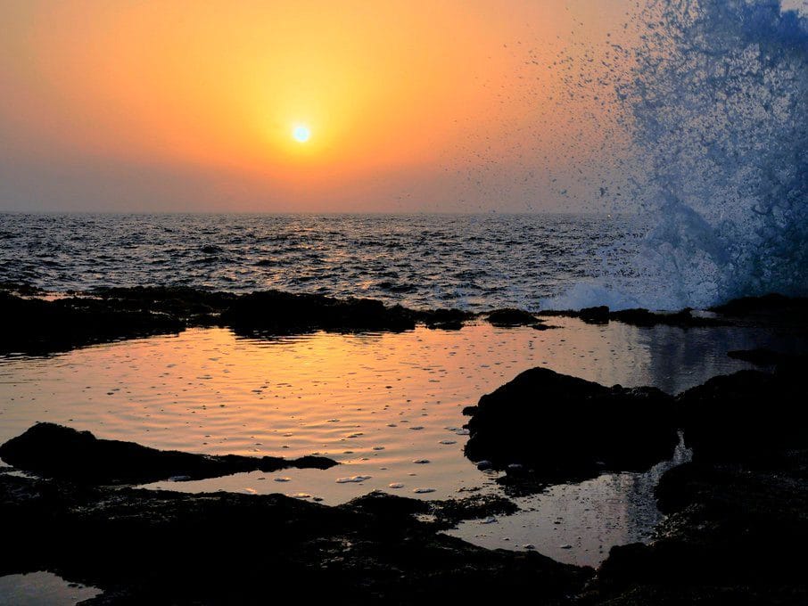 Vistas de increíble puesta de sol en la playa de El Confital en Gran Canaria