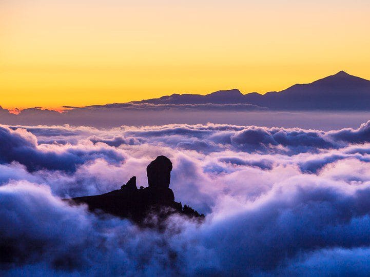 Vistas de increíble puesta de sol en El Roque Nublo en Gran Canaria, uno de los mejores atardeceres de la isla