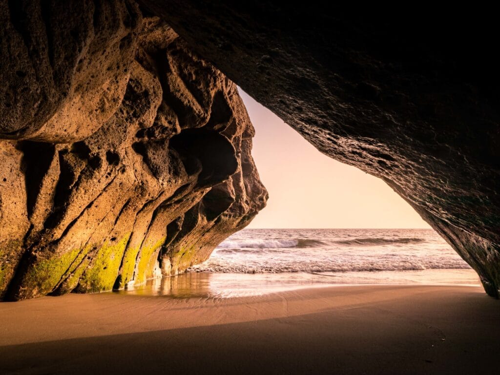 Vista de atardecer desde la cueva en Taurito Gran Canaria