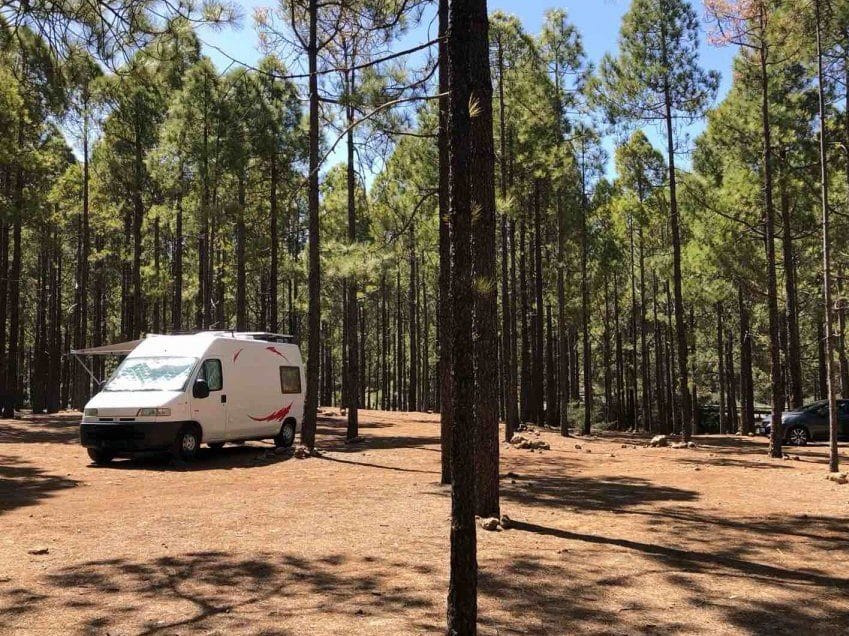 Vista de una furgoneta en zona de acampada Bailico en Gran Canaria