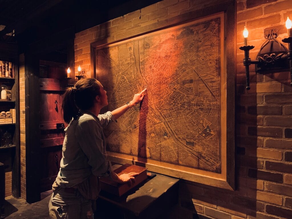 Vista de una chica resolviendo un mapa en un juego de escape