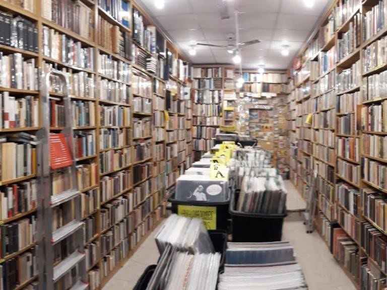 Vista de estanterias de libros de segunda mano