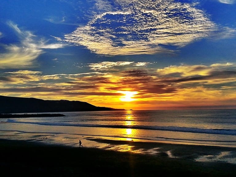 Vistas de increíble puesta de sol en la playa de Las Canteras en Gran Canaria