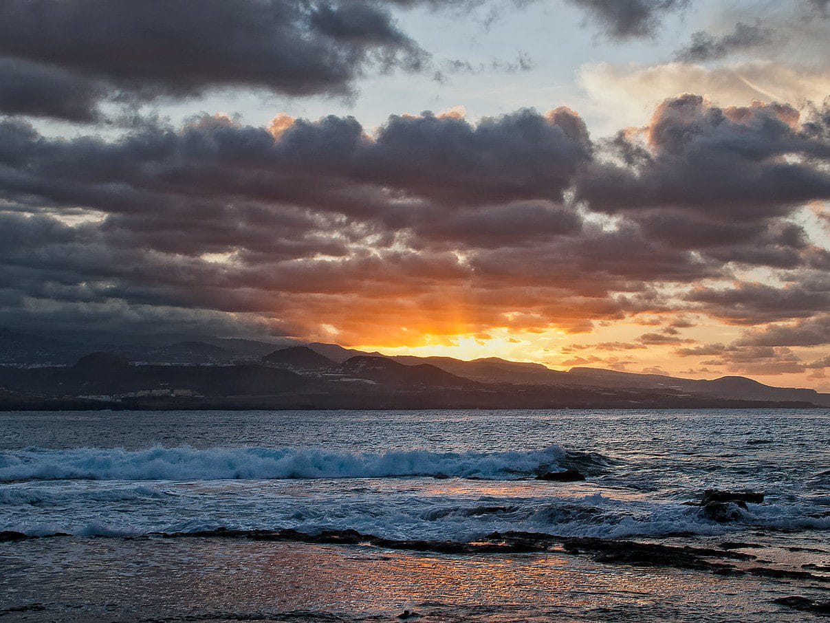 Vistas de increíble atardecer en la playa de El Confital en Gran Canaria