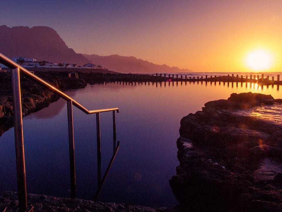 Vista de increible puesta de sol en las piscinas Las Salinas en Agaete en Gran Canaria