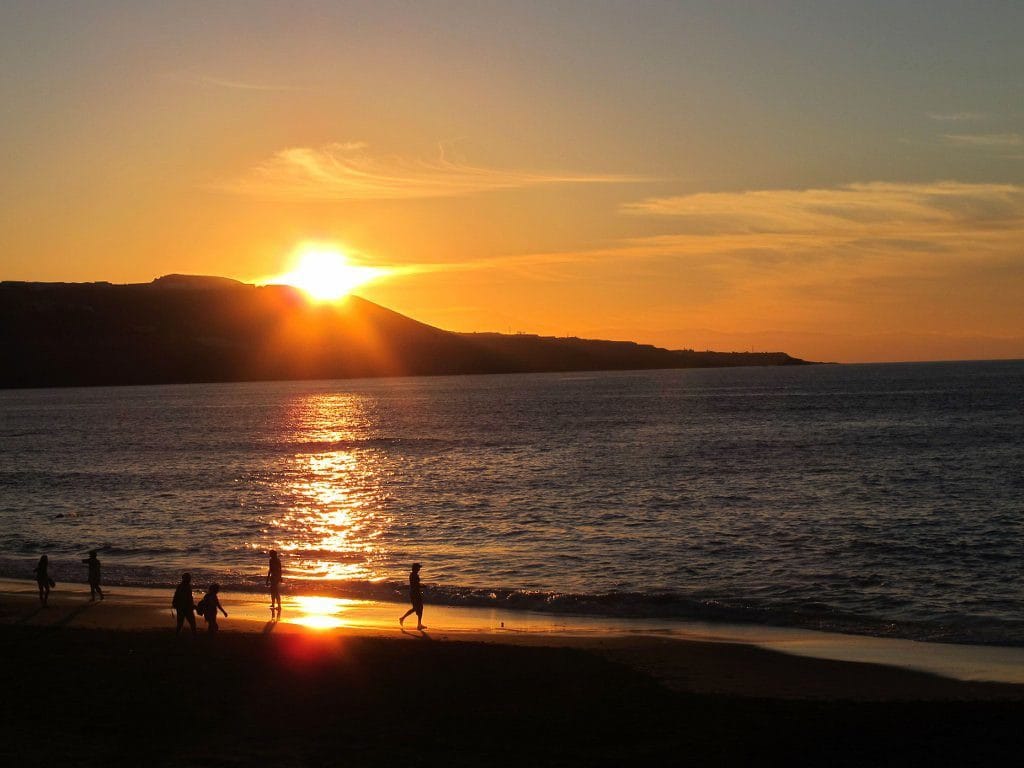 Vistas de increíble atardecer en la playa de Las Canteras en Gran Canaria