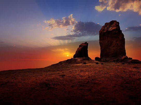 Vistas de increíble puesta de sol en El Roque Nublo en Gran Canaria, uno de los mejores atardeceres de la isla