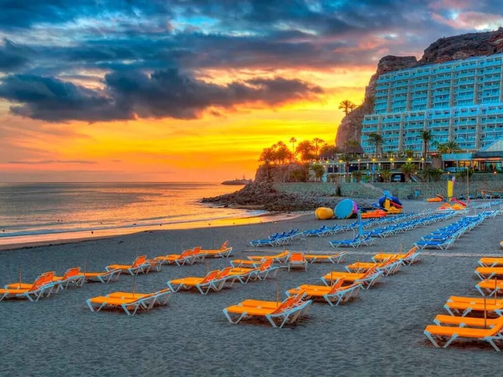 Vista de increible atardecer en la Playa de Taurito en Gran Canaria