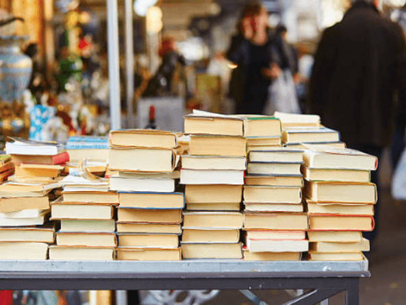 Vista de muchos libros en un stand